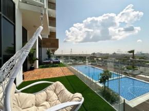 Exquisite 2BR Oasis w Pool View in Meydan